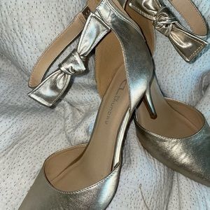 Shiny gold heels in size 9 1/2